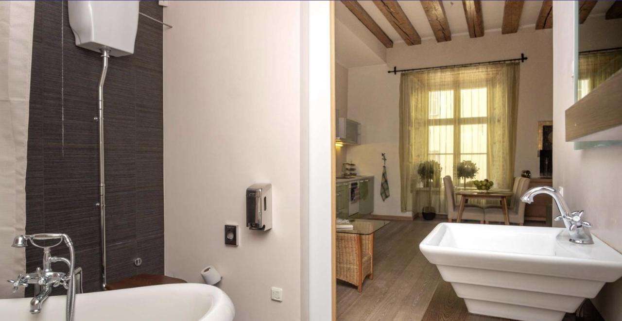 Spacious Studio Apartment In The Heart Of Old Town Tallinn Extérieur photo