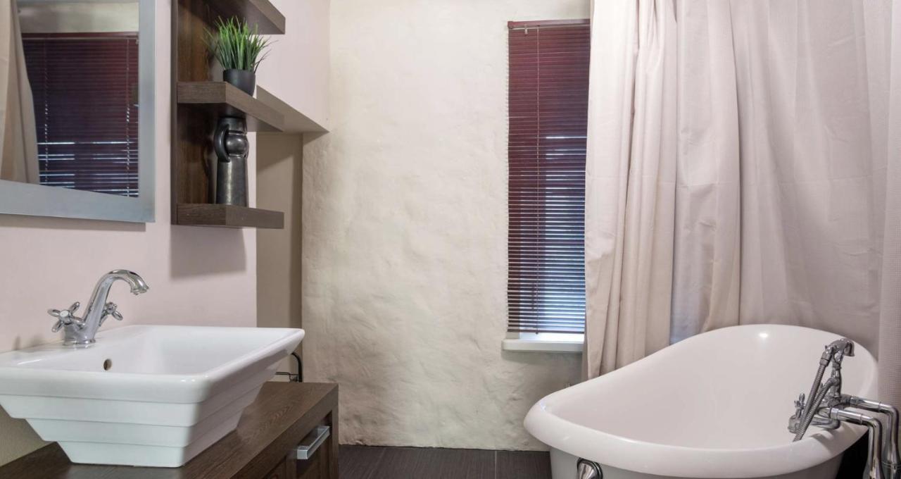 Spacious Studio Apartment In The Heart Of Old Town Tallinn Extérieur photo